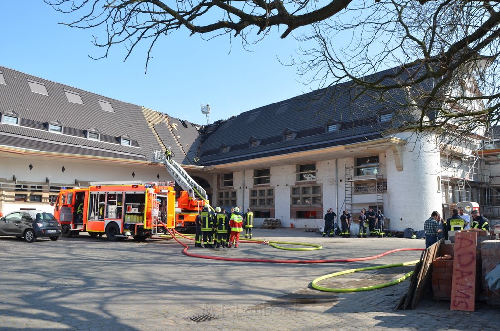 Feuer 3 Dachstuhlbrand Koeln Rath Heumar Gut Maarhausen Eilerstr P431.JPG